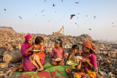 791-G-Childrens-are-eating-lunch-in-a-garbage-field