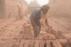 1175-G-Brick-kiln-worker-workig-in-dusty-environment