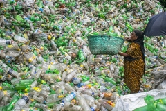 1548-G-Plastic-recycling-worker