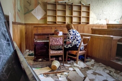 875-G-A-music-lesson-in-a-bombed-out-classroom