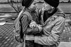 923-G-farewell-at-the-border