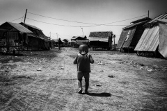 085-G-A-young-life-bearing-the-reality-of-the-slums