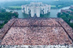 1050-G-Protesters-Storm-Bangladesh-Parliament