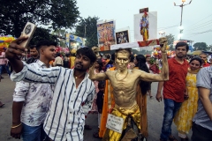 1096-G-Selfie-with-human-statue