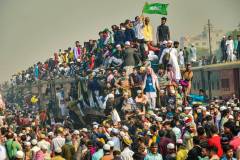 1118-G-Thousands-of-traveller-s-in-a-train
